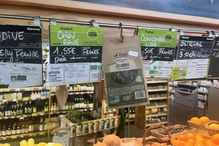 Certains magasins ont implanté les sachets d'épices de Cook au cœur du rayon fruits et légumes.