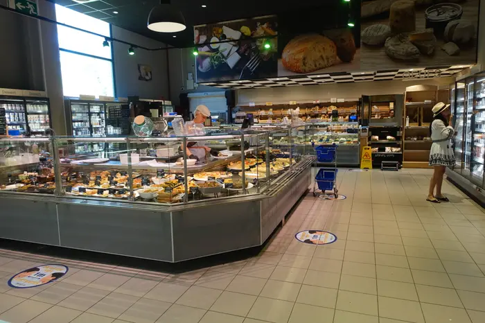 L'offre traiteur faite maison est mise en valeur au sein d'un ilot central près du rayon fromages ?