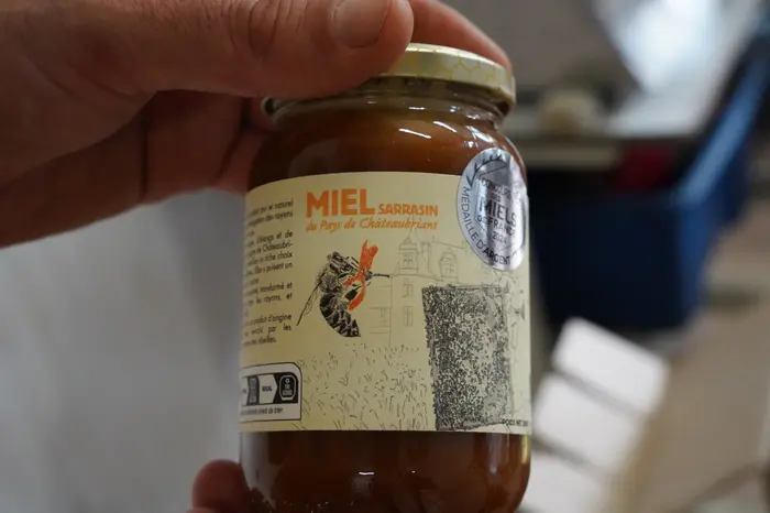Avant d'être mis en pot, le miel est stocké plusieurs mois en fût où il cristallisera naturellement. Il sera ensuite chauffé à 35 °C pendant qu