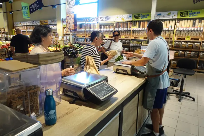 Les fruits et légumes ainsi que le vrac sont pesés par le personnel du magasin pour créer du lien