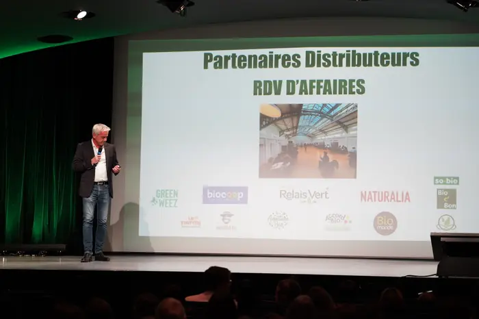 Philippe Mouillard, cofondateur de Biotopia, a présenté les 11 enseignes partenaires du concours. Pour la première fois, Biocoop en fait partie. Tr