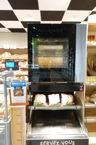 Depuis mars, une rôtissoire est installée près du rayon à la coupe. Les poulets sont rôtis tous les jours de la semaine.