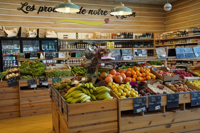 1- À l'exception du carrelage et d'une PLV « produits locaux », le magasin ne garde aucune trace 
