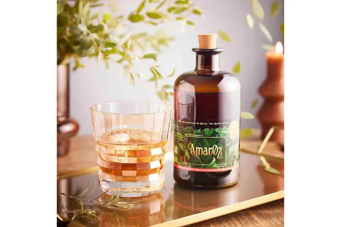 Boissons : Djin Spirits - AmarOz
AmarOz se présente comme une alternative au Campari, mais bio, sans alcool et sans sucre ajouté. Il adapté au rég