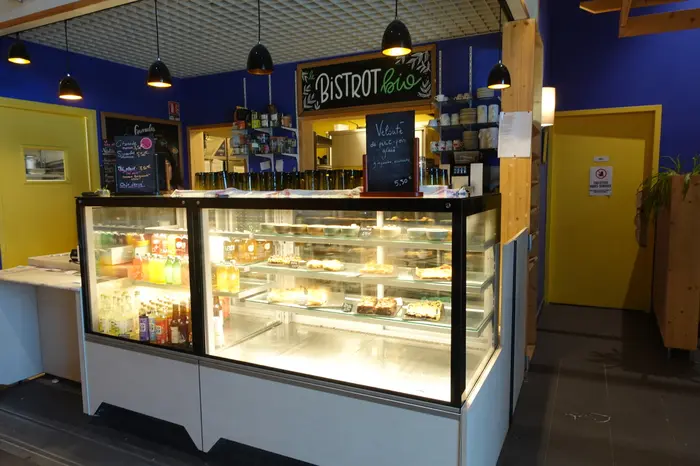 Le Bistrot bio est situé à l'entrée du magasin et dispose d'une vingtaine de places assises. Tart