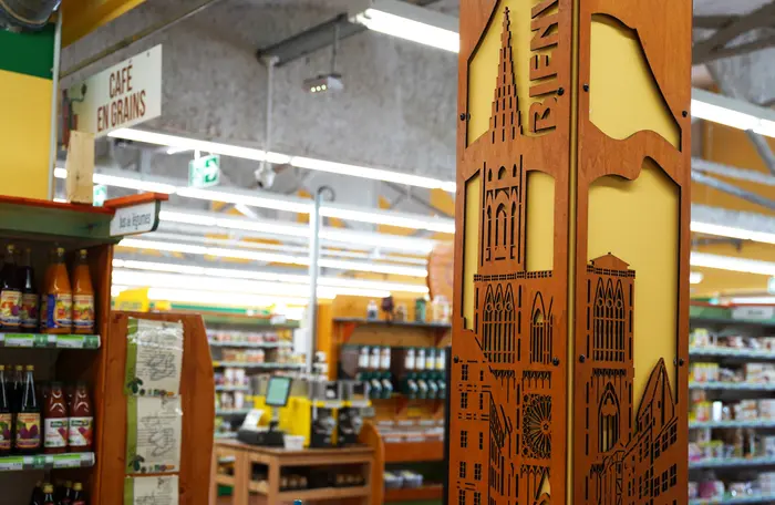 Une représentation en bois de la cathédrale de Strasbourg, accompagnée d'un " bienvenue ", accueille les clients à l'entrée du magasin.