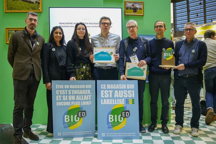 Les représentants des enseignes Les Comptoirs de la bio, La Vie Claire, Biomonde Solidarité et Biocoop lors de l'officialisation du référentiel Bi