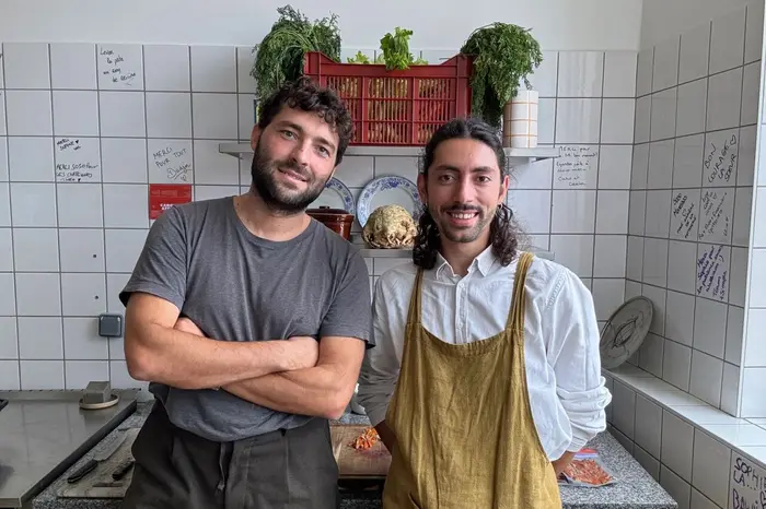 Jérémy Emsellem et Renoir Gilbert dans leur toute première cuisine, fin 2024.