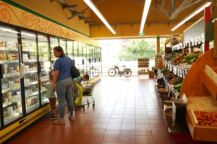 La luminosité et les allées larges offrent une belle visibilité aux objets chinés et rendent le parcours d'achat agréable.