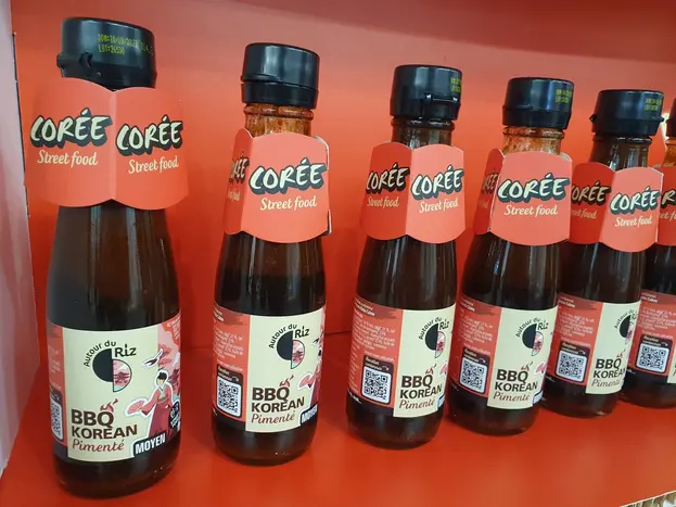 Des collerettes " Corée street food " arborent les nouvelles bouteilles de sauces coréennes d'