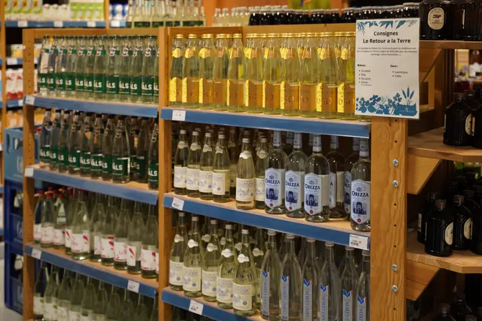 Le commerce fait le choix de ne proposer que des bouteilles en verre dont certaines consignées, avec un large choix.