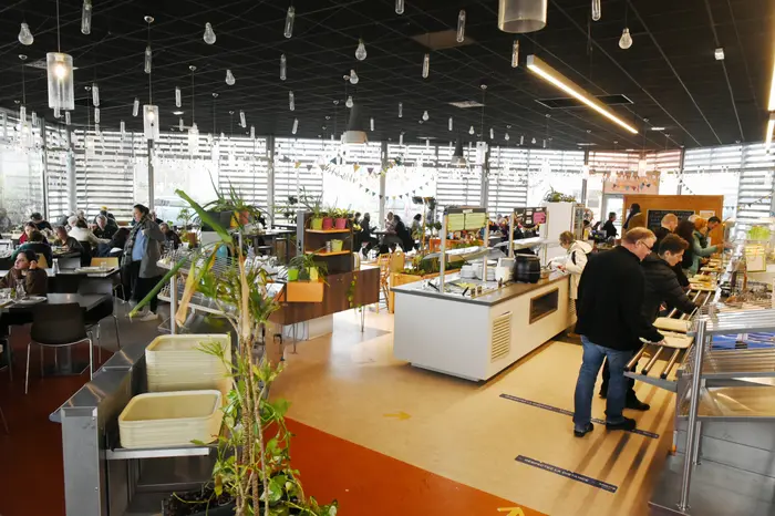 Scarabée Biocoop à Rennes possède deux restaurants en self-service servant chacun environ 200 couverts par jour.