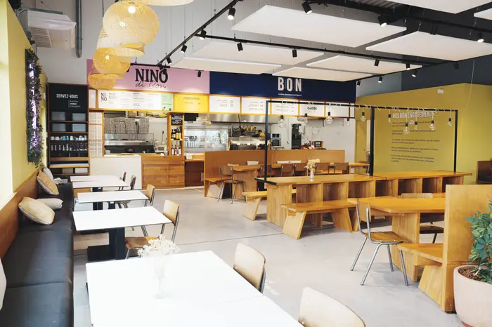  Le mini food court de Biocoop Les Hameaux Bio à Guérande est situé dans un local indépendant ?