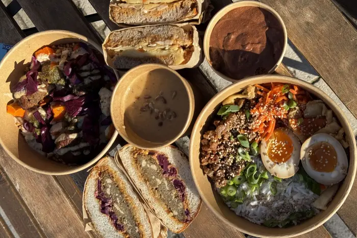 Les dirigeants d'Alentours, insatisfaits de l'offre emballée existante, ont développé des bowls et sandwichs maison.