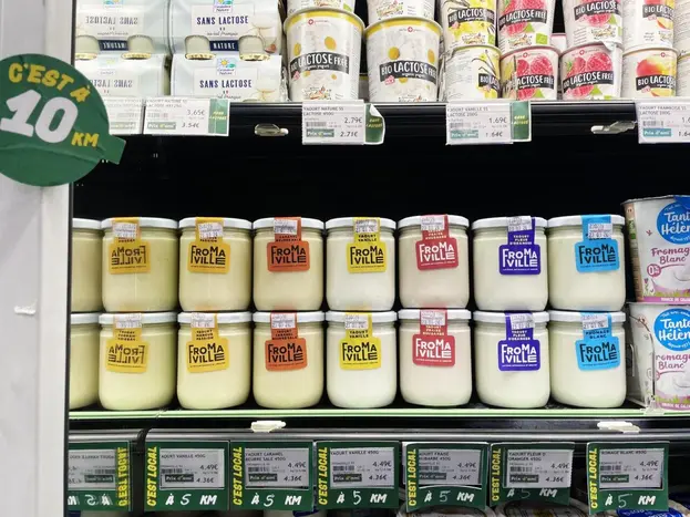 Bio c'Bon Pigalle, à Paris, aligne six recettes de yaourts Fromaville parmi la vingtaine du catalog