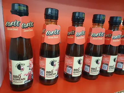 Des collerettes " Corée street food " arborent les nouvelles bouteilles de sauces coréennes d'