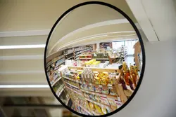 Neuf fois sur dix, un vol détecté en magasin est résolu pacifiquement. Mais les comportements agressifs se multiplient.