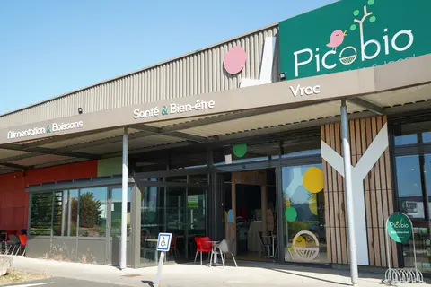 1- À l'exception du sol et d'une PLV « produits locaux », le magasin ne garde pas de trace de son