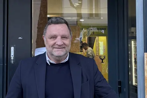 Damien Defforey devant un magasin Nous anti-gaspi