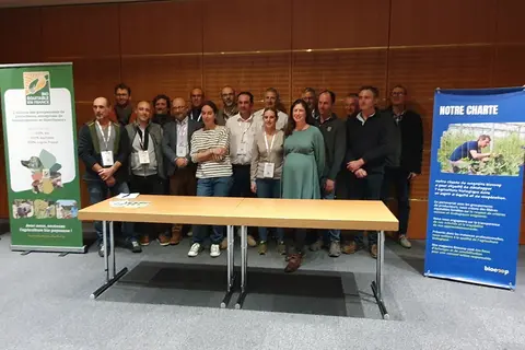 Biocoop a signé des contrats Bio Equitable en France avec ses cinq groupements de paysans associés.
