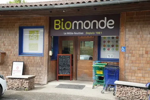 Le Biomonde Le Mille-Feuilles est l'unique commerce alimentaire de Plazac, commune de Dordogne de 700 habitants. Il ouvre de 9 h à 13 h et de 14 h à
