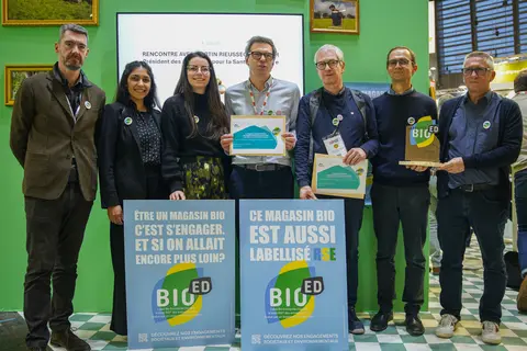 Les représentants des enseignes Les Comptoirs de la bio, La Vie Claire, Biomonde Solidarité et Biocoop lors de l'officialisation du référentiel Bi