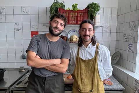 Jérémy Emsellem et Renoir Gilbert dans leur toute première cuisine, fin 2024.