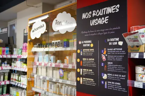 En faisant la promotion de routines et en organisant le rayon en bloc marque, l'enseigne incite aux 