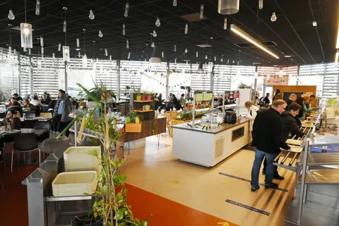 Scarabée Biocoop à Rennes possède deux restaurants en self-service servant chacun environ 200 couverts par jour.