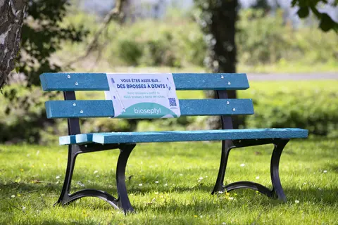 Suite à l'initiative de Bioseptyl, le premier banc à base de brosses à dents recyclées a été conçu en 2022.
