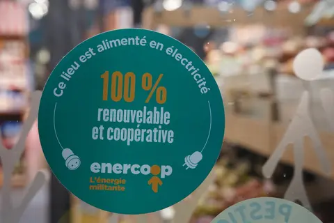 Certains commerces font valoir un approvisionnement en énergie renouvelable.