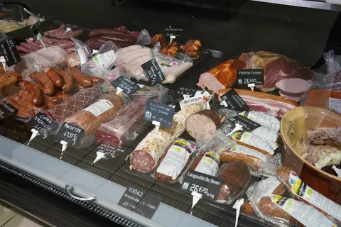 Dans un contexte de déconsommation de viande, la charcuterie reprend des couleurs en magasins bio.