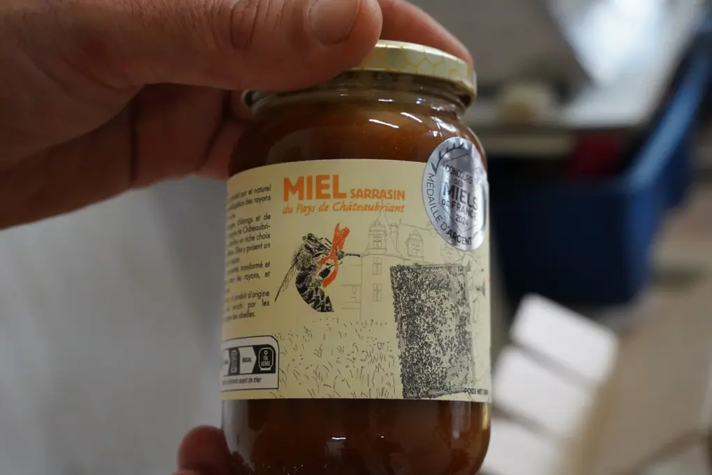 Avant d'être mis en pot, le miel est stocké plusieurs mois en fût où il cristallisera naturellement. Il sera ensuite chauffé à 35 °C pendant qu