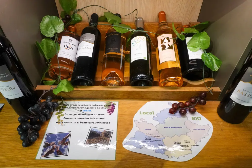 Uniquement des vins du sud
Depuis trois ans, le magasin ne propose que des vins de la région. Aucun Bordeaux, Côte du Rhône, etc. Ce choix radical 