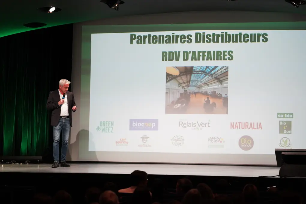 Philippe Mouillard, cofondateur de Biotopia, a présenté les 11 enseignes partenaires du concours. Pour la première fois, Biocoop en fait partie. Tr