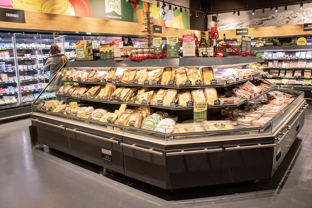 Le magasin propose des fruits et légumes, mais aussi fromage, viande, charcuterie, poisson, traiteur, crémerie, en passant par le vrac, l'épicerie 
