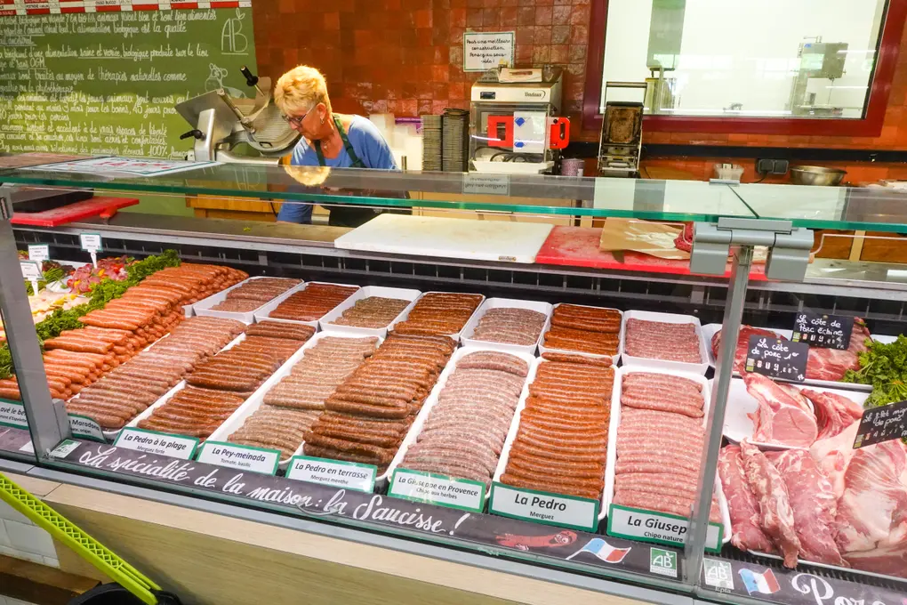 Des préparations bouchères maison
Le magasin dispose de son propre laboratoire de boucherie (et prochainement de charcuterie-traiteur) pour prépare
