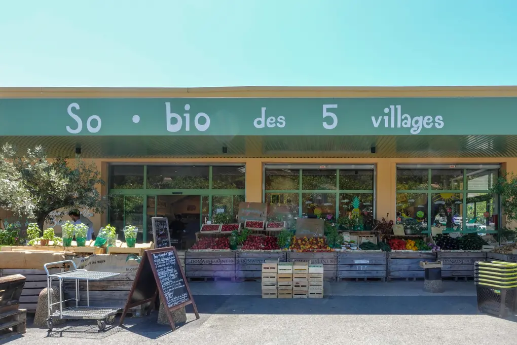 Dès la façade, le magasin So.bio de Peymeinade dénote. L'enseigne est très personnelle et la surface de vente commence à l'extérieur.