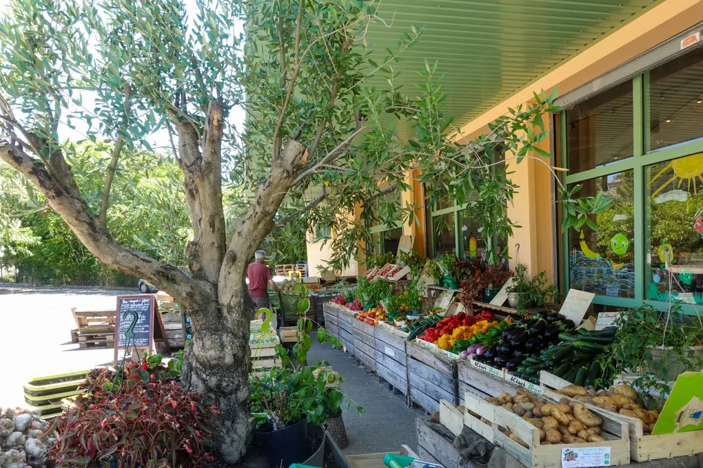Un vendeur est présent en permanence au stand fruits et légumes situé à l'extérieur juste avant l'entrée du magasin. Si cela a un coût considé