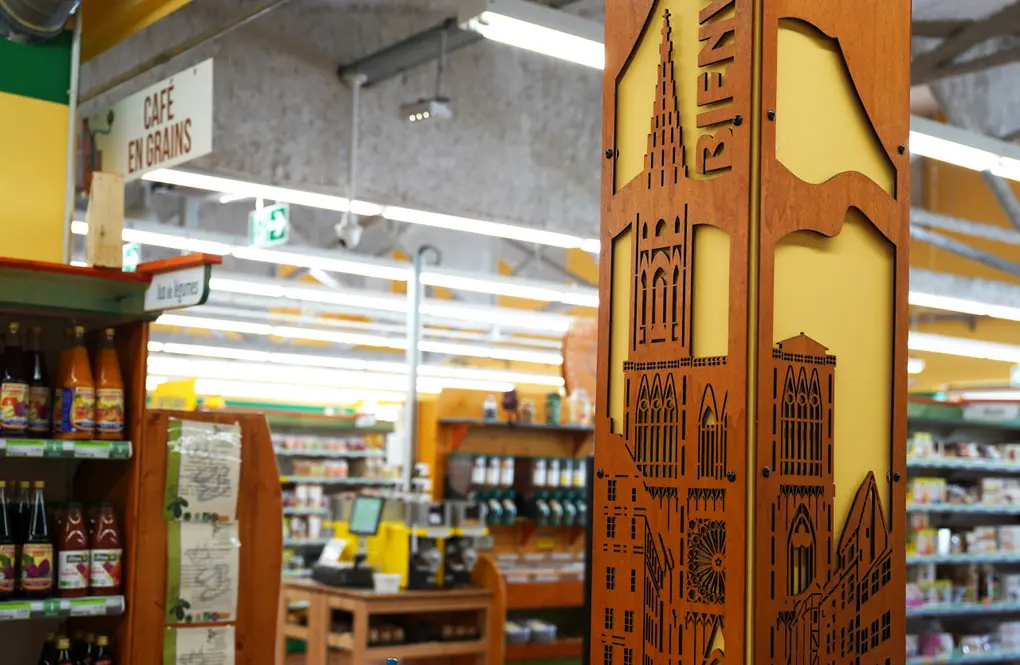 Une représentation en bois de la cathédrale de Strasbourg, accompagnée d'un " bienvenue ", accueille les clients à l'entrée du magasin.