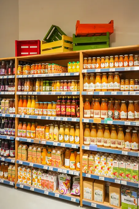 La salle des boissons est la dernière extension du magasin, prise sur des réserves. Il est facile de la manquer du fait de sa localisation au fond d