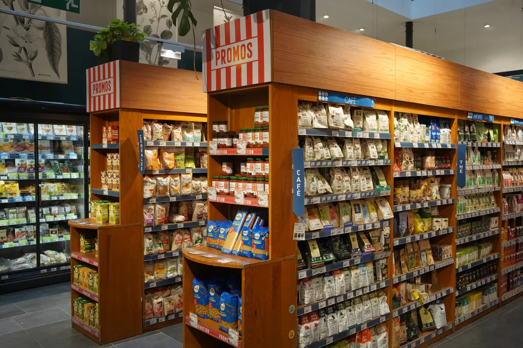 Les gondoles de l'épicerie sont particulièrement fine. 30 cm de profondeur, ce qui occasionne une capacité de stockage très limitée. Insuffisante