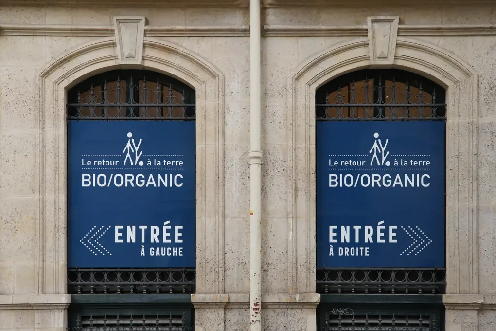 Retour à la terre dispose de deux accès à l'extérieur. A sa reprise, Anthony Danant à imposer un sens de circulation, avec une entrée et une sor