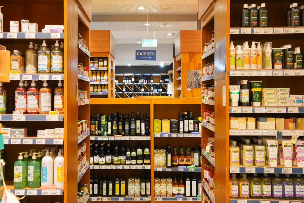 La disposition des gondoles sur l'épicerie donne lieu à un vrai labyrinthe. Anthony Danant a toutefois souhaité rabaisser les gondoles centrales po