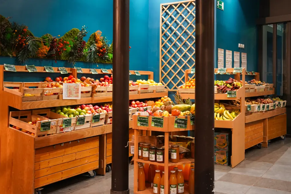 L'offre chez Le Retour à la terre est pléthorique, y compris au rayon pommes avec une vingtaine de variétés et de la pédagogie pour justifier l'i